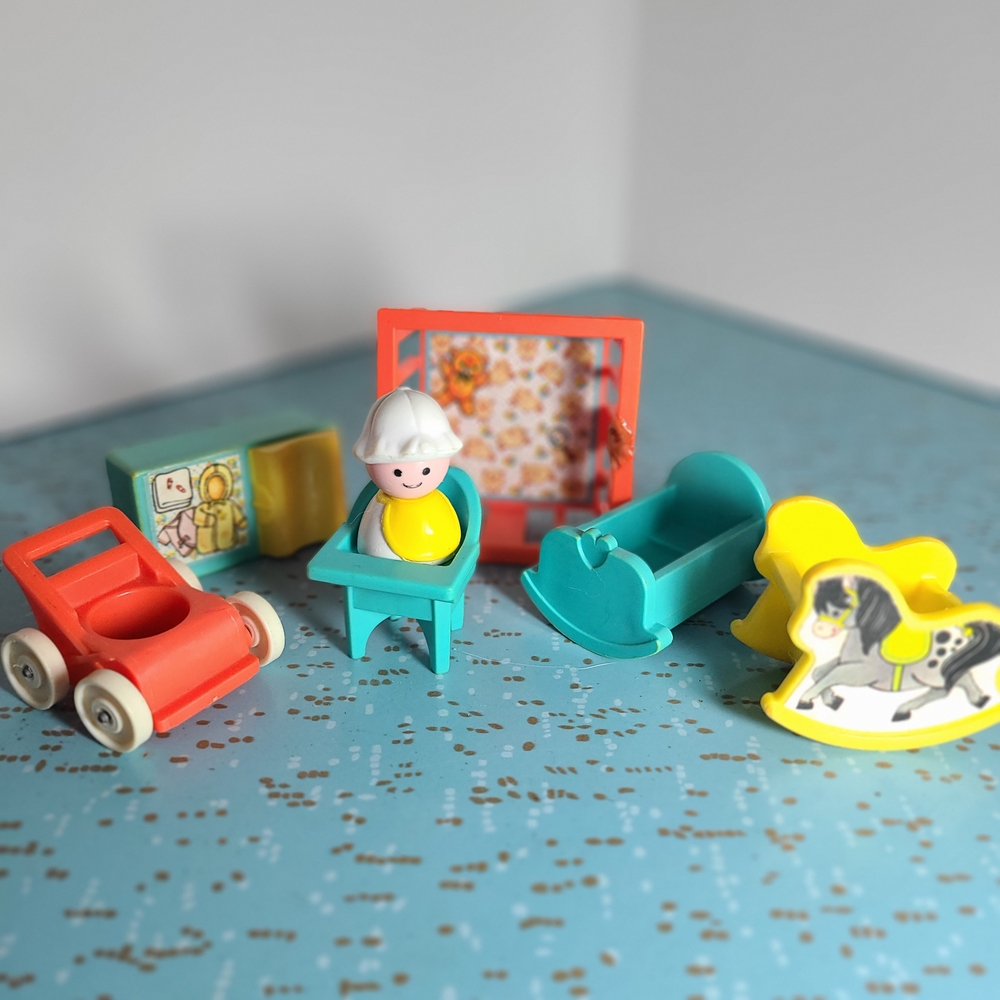 7pc Vintage 70s Fisher-Price Littlr People Nursery Playset Playpen Baby Bonnet